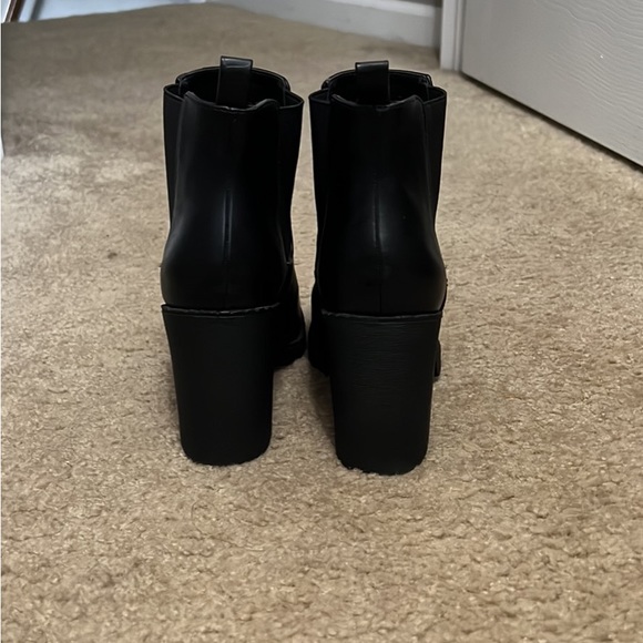 Chunky heel black booties - Picture 4 of 4